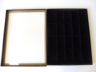 12 x Schaukasten für Orden, Effekten, Nadeln usw. Stabiler Karton mit Einteilung in schwarzem Sprühfilz. Die Innenmaße der Fächer je 52 x 89 x 15mm Maße 31,5 x 41,5 cm.