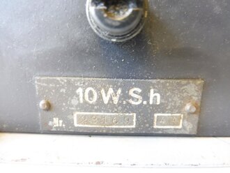 10 Watt Sender h, ( 10 W.S.h.) für Sturmgeschütz datiert 1944. Frontplatte Originallack aber zum Teil leicht beilackiert, Gehäuse überlackiert, Funktion nicht geprüft