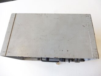 10 Watt Sender h, ( 10 W.S.h.) für Sturmgeschütz datiert 1944. Frontplatte Originallack aber zum Teil leicht beilackiert, Gehäuse überlackiert, Funktion nicht geprüft