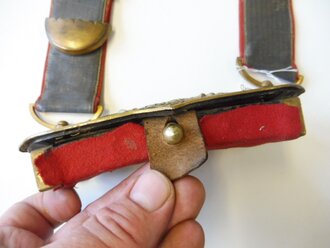 Sachsen, Kartuschkasten mit Bandolier für Feldartillerie. Die Auflage auf dem Bandolier fehlt, der Kartuschkasten Innen und Rückseitig "restauriert" - dies sicher leicht zu verbessern. Sonst gut, Attraktives Stück zum vernünftigen Preis