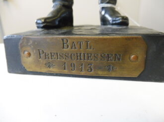 Bayern Schiesspreis 1913, figurliche Darstellung eines bayrischen Jägers aus bronziertem Spritzguss. Höhe 29cm. Leicht beschädigtes, dennoch attraktives Stück