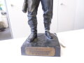 Bayern Schiesspreis 1913, figurliche Darstellung eines bayrischen Jägers aus bronziertem Spritzguss. Höhe 29cm. Leicht beschädigtes, dennoch attraktives Stück