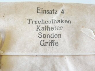 Einsatz 4 Trachealhaken, Katheter, Sonden, Griffe. Mit Inhalt, gehört so in den Kasten Truppenbesteck der Wehrmacht