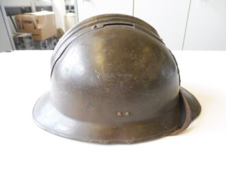 Frankreich, Stahlhelm M26 der Artillerie. Originallack, das Emblem alter Art. Gestempelt 1939