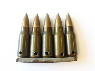 5 Stück Sturmgewehrpatrone 7,92 × 33 mm auf Ladestreifen....