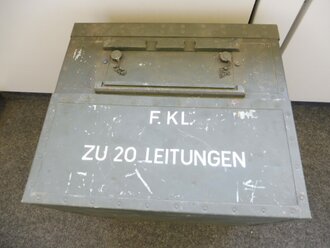 Feldklappenschrank zu 20 Leitungen der Wehrmacht, Baujahr 1943. Überlackiertes Stück, Funktion nicht geprüft. Versand vermutlich teurer als angegeben.