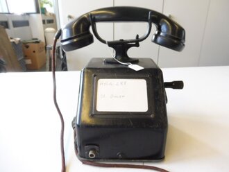 Tischfernsprecher OB 33 mit Anschlussklinke für die Gasmaske 30/38-Mikrofon. Die Handapparatkapseln neuzeitlich, Funktion nicht geprüft, selten