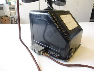 Tischfernsprecher OB 33 mit Anschlussklinke für die Gasmaske 30/38-Mikrofon. Die Handapparatkapseln neuzeitlich, Funktion nicht geprüft, selten