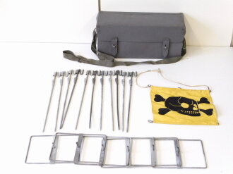 Luftschutz Spürfahnchensatz zum Kennzeichen von Kampfstoffen. Behälter aus Presspappe in gutem Zustand, leider nur einStofffähnchen mit dem Totenkopf