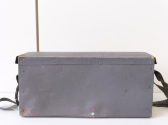 Luftschutz Spürfahnchensatz zum Kennzeichen von Kampfstoffen. Behälter aus Presspappe in gutem Zustand, leider nur einStofffähnchen mit dem Totenkopf