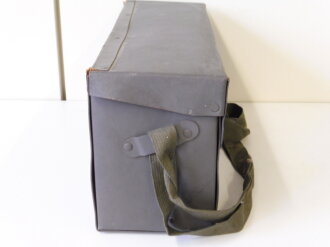 Luftschutz Spürfahnchensatz zum Kennzeichen von Kampfstoffen. Behälter aus Presspappe in gutem Zustand, leider nur einStofffähnchen mit dem Totenkopf