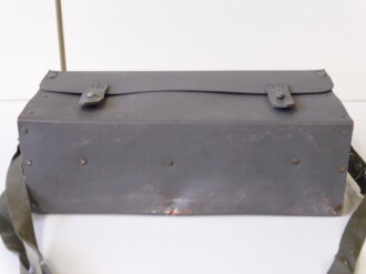 Luftschutz Spürfahnchensatz zum Kennzeichen von Kampfstoffen. Behälter aus Presspappe in gutem Zustand, leider nur einStofffähnchen mit dem Totenkopf