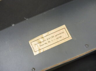 Luftschutz Spürfahnchensatz zum Kennzeichen von Kampfstoffen. Behälter aus Presspappe in gutem Zustand, leider nur einStofffähnchen mit dem Totenkopf