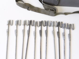 Luftschutz Spürfahnchensatz zum Kennzeichen von Kampfstoffen. Behälter aus Presspappe in gutem Zustand, leider nur einStofffähnchen mit dem Totenkopf