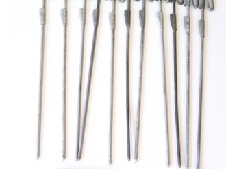 Luftschutz Spürfahnchensatz zum Kennzeichen von Kampfstoffen. Behälter aus Presspappe in gutem Zustand, leider nur einStofffähnchen mit dem Totenkopf