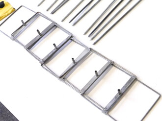 Luftschutz Spürfahnchensatz zum Kennzeichen von Kampfstoffen. Behälter aus Presspappe in gutem Zustand, leider nur einStofffähnchen mit dem Totenkopf