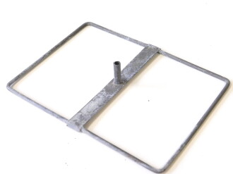 Luftschutz Spürfahnchensatz zum Kennzeichen von Kampfstoffen. Behälter aus Presspappe in gutem Zustand, leider nur einStofffähnchen mit dem Totenkopf