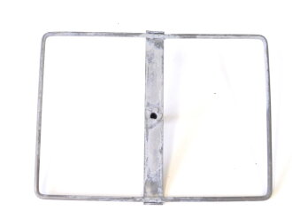 Luftschutz Spürfahnchensatz zum Kennzeichen von Kampfstoffen. Behälter aus Presspappe in gutem Zustand, leider nur einStofffähnchen mit dem Totenkopf