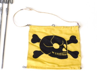 Luftschutz Spürfahnchensatz zum Kennzeichen von Kampfstoffen. Behälter aus Presspappe in gutem Zustand, leider nur einStofffähnchen mit dem Totenkopf