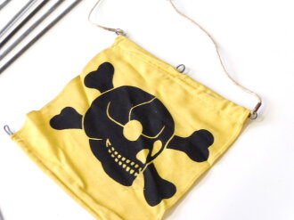 Luftschutz Spürfahnchensatz zum Kennzeichen von Kampfstoffen. Behälter aus Presspappe in gutem Zustand, leider nur einStofffähnchen mit dem Totenkopf