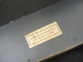 Luftschutz Spürfahnchensatz zum Kennzeichen von Kampfstoffen. Behälter aus Presspappe in gutem Zustand, leider nur einStofffähnchen mit dem Totenkopf