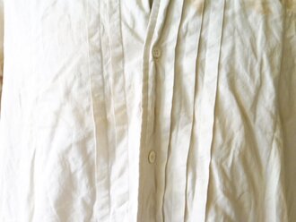 "Nachthemd" mit Etikett der Offizierkleiderkasse Berlin, Getragenes Stück in gutem Zustand, Schulterbreite 44 cm, Armlänge 61 cm