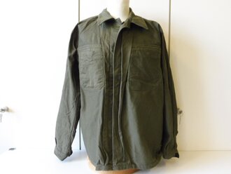 Bundeswehr Feldbluse aus Drillichmaterial datiert 1960, Schulterbreite 52 cm, Armlänge 61 cm