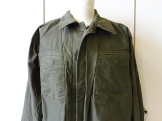 Bundeswehr Feldbluse aus Drillichmaterial datiert 1960, Schulterbreite 52 cm, Armlänge 61 cm