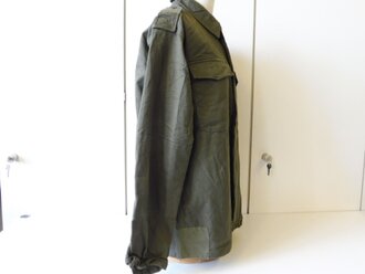 Bundeswehr Feldbluse aus Drillichmaterial datiert 1960, Schulterbreite 52 cm, Armlänge 61 cm