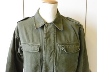 Bundeswehr Feldbluse aus Drillichmaterial datiert 1960, Schulterbreite 49 cm, Armlänge 59 cm