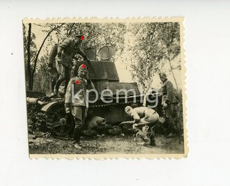 Foto Polizei inspiziert liegengebliebenen Panzer 5,5 x 7 cm