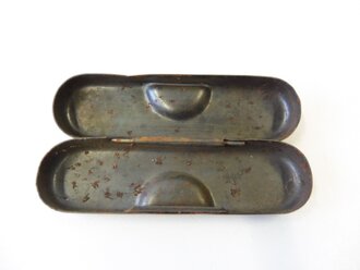 Nadelbehälter aus Deckeln für das Reinigungsgerät 34  der Wehrmacht, Nachkriegsprodukt "Schwerter zu Pfugscharen"