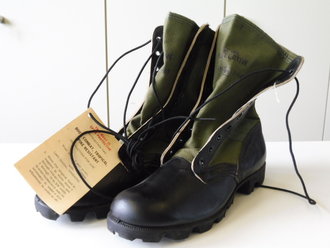 U.S. 1968 dated pair of jungle boots, size 9N, unissued