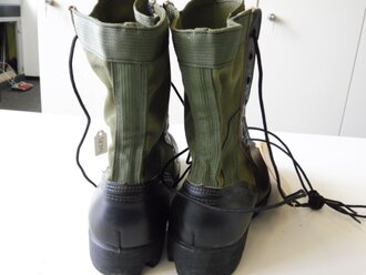 U.S. 1968 dated pair of jungle boots, size 9N, unissued