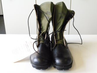 U.S. 1968 dated pair of jungle boots, size 9N, unissued