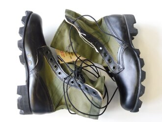 U.S. 1968 dated pair of jungle boots, size 9N, unissued