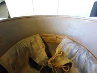 1. Weltkrieg Stahlhelm. Es handelt sich hier um eine originale Glocke, der Tarnanstrich, Innenfutter, Nieten und Kinnriemen sind neuzeitlich. Gut gemacht