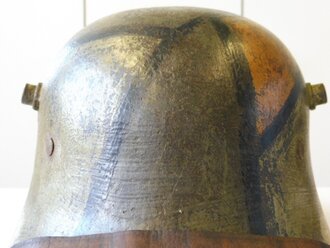 1. Weltkrieg Stahlhelm. Es handelt sich hier um eine originale Glocke, der Tarnanstrich, Innenfutter, Nieten und Kinnriemen sind neuzeitlich. Gut gemacht