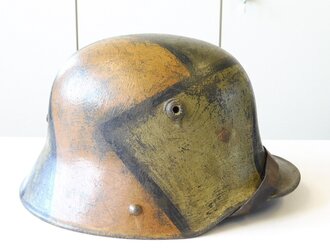 1. Weltkrieg Stahlhelm. Es handelt sich hier um eine originale Glocke, der Tarnanstrich, Innenfutter, Nieten und Kinnriemen sind neuzeitlich. Gut gemacht