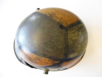 1. Weltkrieg Stahlhelm. Es handelt sich hier um eine originale Glocke, der Tarnanstrich, Innenfutter, Nieten und Kinnriemen sind neuzeitlich. Gut gemacht