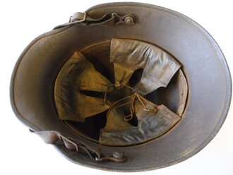 1. Weltkrieg Stahlhelm. Es handelt sich hier um eine originale Glocke, der Tarnanstrich, Innenfutter, Nieten und Kinnriemen sind neuzeitlich. Gut gemacht