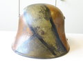 1. Weltkrieg Stahlhelm. Es handelt sich hier um eine originale Glocke, der Tarnanstrich, Innenfutter, Nieten und Kinnriemen sind neuzeitlich. Gut gemacht