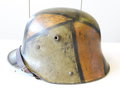 1. Weltkrieg Stahlhelm. Es handelt sich hier um eine originale Glocke, der Tarnanstrich, Innenfutter, Nieten und Kinnriemen sind neuzeitlich. Gut gemacht