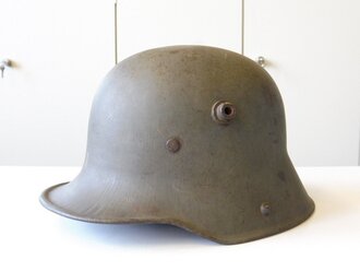 1. Weltkrieg, feldgrauer Stahlhelm. Originallack,...