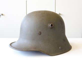 1. Weltkrieg, feldgrauer Stahlhelm. Originallack, Innenfutter und Nieten Zweifelhaft