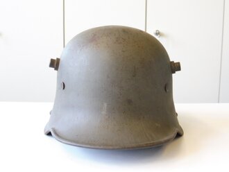 1. Weltkrieg, feldgrauer Stahlhelm. Originallack, Innenfutter und Nieten Zweifelhaft