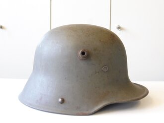 1. Weltkrieg, feldgrauer Stahlhelm. Originallack, Innenfutter und Nieten Zweifelhaft