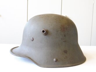 1. Weltkrieg, feldgrauer Stahlhelm. Originallack, Innenfutter und Nieten Zweifelhaft