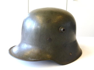 1. Weltkrieg, feldgrauer Stahlhelm. Originallack und Innenfutter. Zusammengehöriges Stück, durch das Schrumpfen des Lederrings wackeln die Nieten