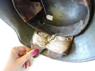 1. Weltkrieg, feldgrauer Stahlhelm. Originallack und Innenfutter. Zusammengehöriges Stück, durch das Schrumpfen des Lederrings wackeln die Nieten